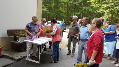 Bild: hzi
Beifuß, Fenchel, Minze: Das sind nur drei der Kräuter, mit denen die Helferinnen des Kapellenvereins bunte Buschen gestalteten. Vor dem Gottesdienst zu Mariä Himmelfahrt in der Waldkapelle fanden die Sträuße reißenden Absatz.