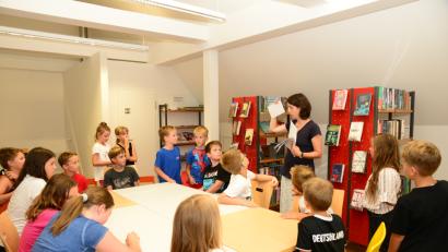 Bild: bey
Büchereileiterin Ruth Reichl gibt den Kindern die Informationen zum Ablauf der Schatzsuche, ohne das Versteck auch nur anzudeuten.