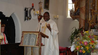 Bild: az
Pfarrer Somda aus Burkina Faso zusammen mit Monsignore Karl Wohlgut am Altar der Mariä-Himmelfahrts-Kirche.