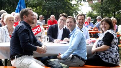 Bild: Hirsch
Gut gelaunt zeigten sich Marianne Schieder, Martin Grill, Franz Kopp, Peter Wein und Uli Grötsch (von rechts) beim SPD-Frühschoppen am Mittwoch im Teublitzer Stadtpark.