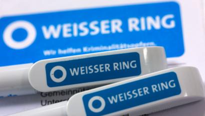 Bild: Jens Büttner/dpa
Normalerweise hilft der Weiße Ring den Opfern von Gewalttaten. Doch jetzt sucht der Verein im Raum Amberg nach Hilfe.