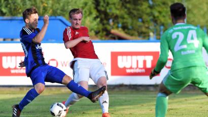Bild: Büttner, Gerhard
Der Etzenrichter Martin Pasieka (Mitte) taucht vor dem Karether Torwart Thomas Rachner (rechts) auf; Gästeverteidiger Marco Fehr versucht, eine Flanke zu verhindern.