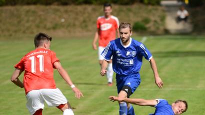 Bild: mhs
Tobias Hösl (SG Gleiritsch/Trausnitz, am Boden) grätscht vor dem Kemnather Tobias Rudolphi (links) in den Ball. Die SG gewann die Partie klar mit 4:1 und geht deshalb mit großem Selbstvertrauen in das Spiel gegen die Sportfreunde Weidenthal/Guteneck.