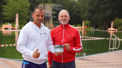 Bild: bkr
Naturerlebnisbad-Geschäftsführer Robert Kratzenberg und Bademeister Kai Wolf (von rechts) hoffen auf eine rege Beteiligung an der Fragebogenaktion.