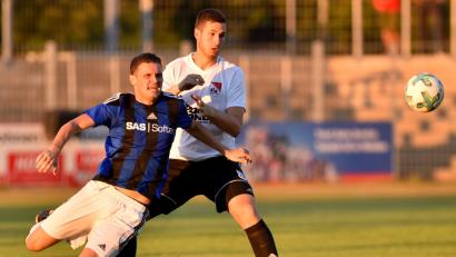 Bild: Alfred Schwarzmeier [
SpVgg-SV-Stürmer Josef Rodler (links) mühte sich beim 0:0 gegen den TSV Waldkirchen vergeblich in vorderster Front. Gegen den SV Neukirchen beim Heiligen Blut wollen die Weidener ihre Torflaute beenden.