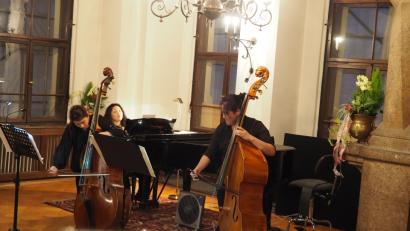 Bild: Siegfried Bühner
Sunhee Kim-Nußbeck am Klavier begleitet (von links) Hyo Sun Kim und Ji-Jeong Kim am Kontrabass.