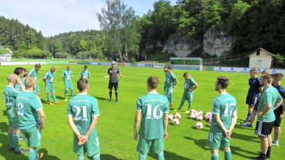 Bild: Ziegler
Trainer Dominik Haußner (Mitte hinten) und sein Rudel: Vom Jäger zum Gejagten.