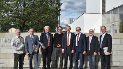Bild: Bayreuther/exb
Vorsitzender Rolf Pfeiffer (Vierter von links) und Geschäftsführer Johann Schmalzl (rechts daneben) verabschieden langjährige Mitglieder des IHK-Gremiums (von links): Hans Reiner Heldrich, Peter Baumann, Werner Renner, Georg Baumann, Walter Herding und Horst Linn.