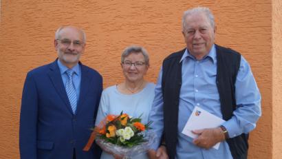 Bild: du
Zweiter Bürgermeister Josef Robl (links) übermittelt die Glückwünsche der Gemeinde an Gisela und Josef Ruhland zum 60-jährigen Ehejubiläum.