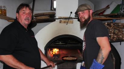 Bild: kro
Hermannsreuther Dorf- und Backofenfest: Lecker, frische Pizzen aus dem Dorfbackofen.