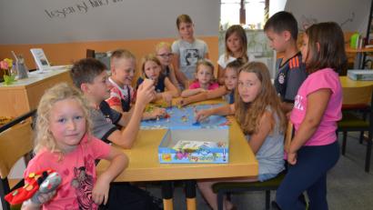 Bild: gi
Einen Spielenachmittag veranstaltet die Gemeinde- und Pfarrbücherei unter der Leitung des Bücherei-Teams. Die Kinder durften die neuen Spiele ausprobieren.