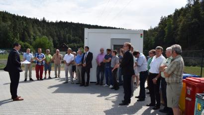 Bild: bnr
Im Beisein zahlreicher Gäste eröffnete Bürgermeister Martin Schwandner den neuen Recyclinghof, der den gestellten Anforderungen genügt.