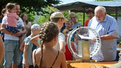 Bild: ü
Mit einer Wanderung auf dem Bienenlehrpfad, der Besichtigung eines Bienenhauses und einer Honigverkostung punktet der Imkerverein im Ferienprogramm.