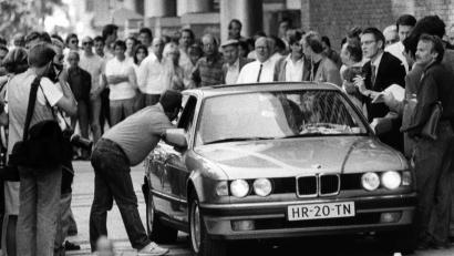 Bild: Hartmut Reeh/dpa
Der Wagen mit den Geiselnehmern wird am 18. August 1988 in Köln von Journalisten umringt. Die Verbrecher hatten am 16. August in Gladbeck-Rentfort eine Bank überfallen und zwei Geiseln genommen. Nach einer spektakulären Verfolgungsjagd über Bremen, wo die Gangster einen Linienbus kaperten, den Niederlanden und Köln, stoppte die Polizei am 18. August auf der Autobahn Richtung Frankfurt am Main die Täter mit Waffengewalt.