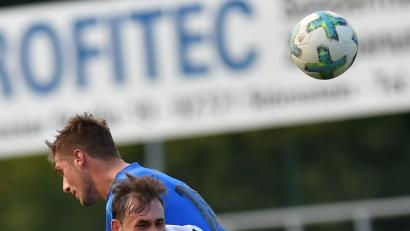Bild: Alfred Schwarzmeier
Der 3:1-Heimsieg gegen den FC Tremmersdorf hat der SpVgg SV Weiden II (im weißen Trikot Spielertrainer Marco Lorenz) gut getan. Nun möchten die Youngster vom Wasserwerk im Nachbarduell gegen den FC Weiden-Ost nachlegen.