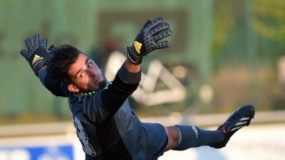 Bild: Alfred Schwarzmeier
Auf den Grafenwöhrer Torwart Matthias Jahn könnte am Sonntag Schwerstarbeit zukommen, wenn Spitzenreiter FC Wernberg im Sportpark gastiert.