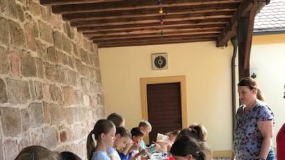 Bild: rpp
Mit großer Begeisterung und Ideenreichtum gestalten die Kinder bunte Bilder mit Steinen.