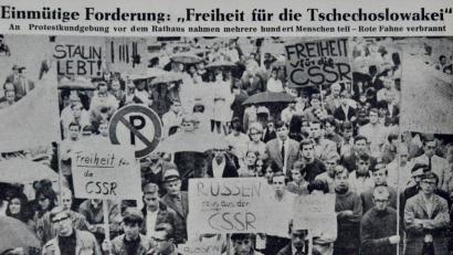 Bild: Wilck
Vereint im Protest: Hunderte von Bürgern beteiligten sich am 23. August 1968 in Weiden an der Demonstration gegen den Einmarsch in der Tschechoslowakei. Mit dabei auch der spätere Kulturamtsleiter Bernhard M. Baron (vordere Reihe mit Brille und verschränkten Armen), der in den Folgejahren enge Kontakte zu Schriftstellern aus dem Nachbarland auf- und ausbaute.