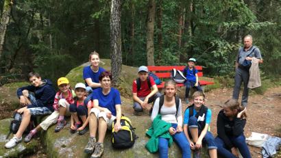 Bild: dob
Bei der Lerautalwanderung erleben die Kinder beim Ferienprogramm des Kreisjugendring unter dem Motto "Unterwegs mit Wanderschuhen" Mythen und Geschichten. Die Luft schmeckt nach Erde, der Wind summt eine herrliche Melodie und die Teilnehmer haben ihre helle Freude.