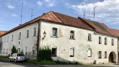 Bild: cr
Die Stadt Bärnau würdigte ihren bedeutenden Sohn, Bischof und Professor Dr. Dr. Ignatius Senestrey durch die Bennenung einer Straße. Gut anstehen würde dem derzeit leer stehenden Geburtshaus eine hervorgehoben Stellung im Rahmen einer Altstadtsanierung.