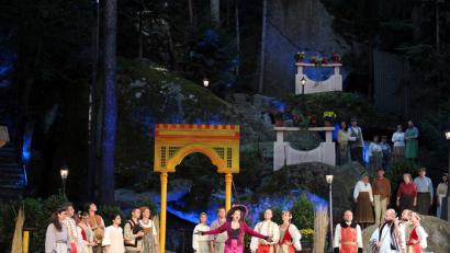 Bild: Holger Stiegler
Dem Ensemble der Operettenbühne Wien gelingt mit „Gräfin Mariza“ ein Operetten-Klassiker bei den Luisenburg-Festspielen.