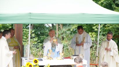 Bild: fvo
Als Hauptzelebrant feiert BGR Pfarrer Andreas Renner (Mitte) beim Großen Frauentag auf den Fahrenberg den Festgottesdienst und gleichzeitig sein 60-jähriges Priesterjubiläum.