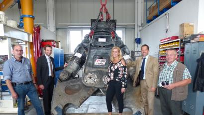 Bild: hme
Von der Kraft solcher Schrottzangen sind CSU-Politiker beeindruckt. Dabei ist das gar nicht sein stärkstes Gerät, erklärt Johann Paulus (links) seinen Besuchern Johann Kick, Albert Rupprecht, Andrea Lang und Stephan Oetzinger (von rechts).