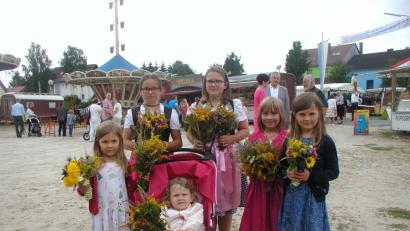 Bild: gis
Stolz sind die hübschen Mädchen auf die duftenden Blumen- und Kräutersträuße, die sie nach der Weihe zum Trocknen nach Hause trugen. Sie sollen vor Unwetter und Unglück in Haus und Hof schützen.