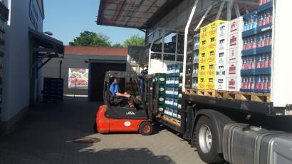 Bild: pjom
Michael Gebhard, Inhaber von Getränke Gebhard in Oberviechtach, beim Entladen einer Getränkelieferung.