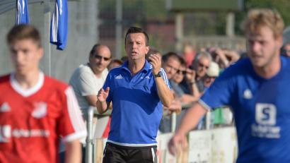 Bild: ref
Martin Kratzer (Mitte), der Trainer des SV Raigering, hat seine Philosophie: "Wenn man das Risiko scheut, braucht man im Fußball gar nicht erst antreten.“
