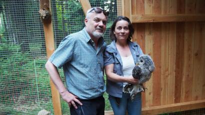 Bild: exb
Johannes Bradtka und VLAB-Mitarbeiterin Michaela Domeyer in einer Voliere des Habichtskauzprojekts. Das Tier bei Domeyer ist kein echter Kauz.