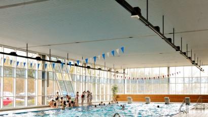 Bild: Karin Wilck
Wasser im Becken. Diese Bilder gehören auf absehbare Zeit der Vergangenheit an. Am Montag beginnen die Sanierungsarbeiten in der Schwimmhalle der Realschulen.