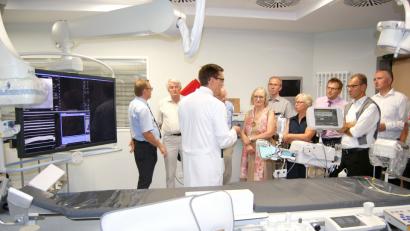 Bild: Klinikum/Meier
Der neue Chefarzt der Klinik für Innere Medizin I, Privatdozent Dr. Christoph M. Birner (Dritter von links), erklärt den Gästen beim Rundgang durch das Klinikum St. Marien Amberg das Herzkatheter-Labor – mit dabei auch Landtagsabgeordneter Harald Schwartz (rechts).	Bild: Klinikum/Meier