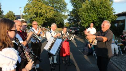 Bild: rn
Mit einem Straßenkonzert, das in eine Serenade im Garten übergeht, überrascht die Stadtkapelle Eschenbach ihren ehemaligen Dirigenten Heiner Kohl (rechts) an seinem 80. Geburtstag. Sichtlich erfreut leitet der Jubilar das Ensemble bei zwei Musikstücken selbst an.