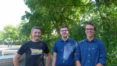 Bild: exb
Sie haben gut lachen: Oberstufenkoordinator Markus Koller mit Julian Scheipl und Markus Maier (von links).