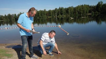 Bild: ms
Dr. Thomas Holtmeier und Aufseher Martin Meyer überprüfen die Wasserqualität am idyllischen Manteler Badeweiher.