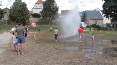 Bild: sei
Abkühlung gibt es bei der Wasserschlacht der Feuerwehr.