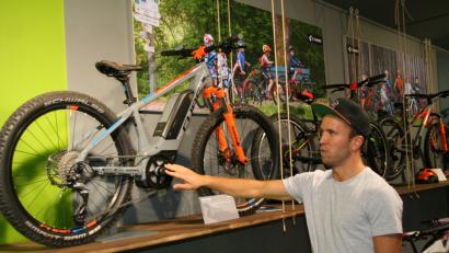 Bild: fpoz
Marketing-Leiter Marko Haas erklärt bei einer Showroom-Führung, dass auch im Kinderrad- und Jugendradbereich die E-Bike Technik Einzug hält.
Bei der Hausmesse konnten die Händler alle Modelle in der Praxis auf Herz und Nieren prüfen.