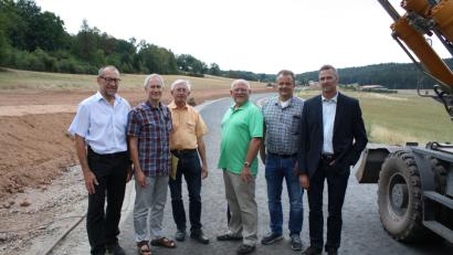 Bild: bjp
Eine Abordnung der Freien Wähler im Kreis Neustadt machte sich ein Bild von den Bauarbeiten auf der Kreisstraße Pressath-Wollau. Von links: Kreisrat Karl Lorenz, Baudirektor Gerhard Kederer vom Staatlichen Bauamt, Vizekreisvorsitzender und Landtagskandidat Karl Meier, Kreisrat Hans Bscherer, Kreisrat Thomas Schopf, Landtagskandidat Thomas Riedl.