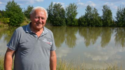 Bild: jr
Die Politik liegt lange hinter ihm, im Mittelpunkt seines Lebens stehen seit Jahren die Familie, der Chorgesang, der Fußball und die Karpfenzucht in seinen Teichen: Der Konnersreuther Altbürgermeister Michael Hamann feiert an diesem Sonntag seinen 75. Geburtstag.