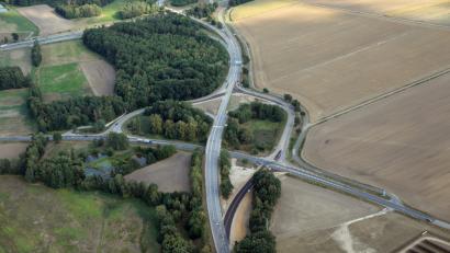 Bild: Gerhard Götz
Die Umfahrung der Brücke an der Anschlussstelle Schwandorf-Nord der Bundesstraße 85 ist bereits eingerichtet. Ab Montagnachmittag wird der Verkehr umgelegt.