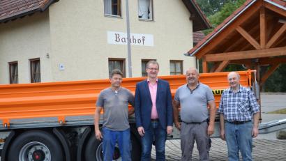 Bild: ga
Zweiter Bürgermeister Franz Grabinger (Zweiter von links) übergab zusammen mit Gerhard Schwendner (rechts) den neuen Tandem-Dreiseitkipper an die beiden Bauhofmitarbeiter Hubert Jetschmann (Zweiter von rechts) und Josef Breitschaft (links).