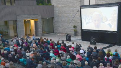 Bild: bey
Papst Franziskus blickt von der Leinwand scheinbar aufs Johannisthal. Der Besucheransturm ist unerwartet riesig.