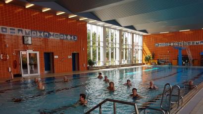 Bild: gi
Die „Wasserratten“ freuen sich, dass das Hallenbad in Moosbach endlich wieder geöffnet ist.