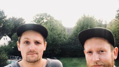 Bild: Antenne Bayern
Die Idee, auf dem Strip Schuhplattler zu tanzen, brachte Florian Paa (rechts) und Christian Winkler aus Amberg eine Reise nach Las Vegas ein.