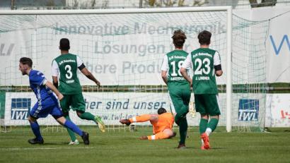 Bild: brü
Manche haben keine gute Erinnerung an den 21. April diesen Jahres: Da konnte die Gebenbacher Abwehr nur noch hinterher schauen, als Oliver Seybold (links) zum 2:0 traf für den FSV Erlangen-Bruck.