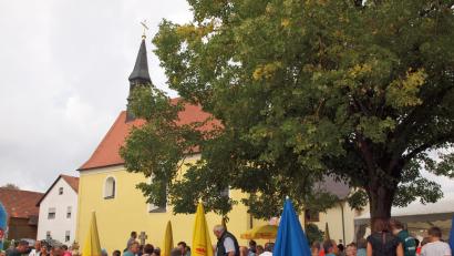 Bild: sön
Unter der schattigen Dorflinde vor der Kirche St. Martin und unter dem Zeltdach feierten die Hofstettener mit ihren Gästen beim Dorffest.