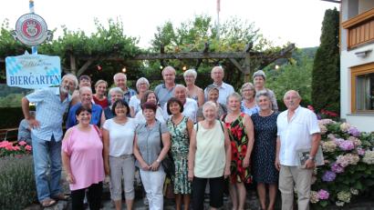 Bild: bph
Die Wiedersehensfreude der "Jugendcluberer" beim Besuch von Ruhestandspfarrer Siegfried Hanauer (hinten rechts) war groß.