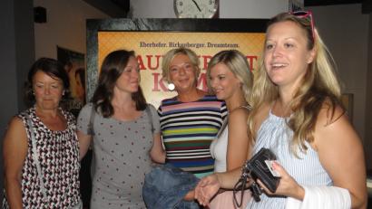 Bild: ubb
Gerlinde Lindner (links) mit ihrer Tochter Judith (rechts) ist großer Fan von Rita Falk. (Mitte). Sie hat alle Bücher gelesen.