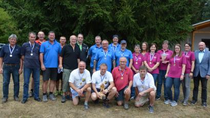 Bild: jr
Schon zum dritten Mal hintereinander ist der SV Steinmühle (hockend) Stadtmeister der Asphaltstockschützen. Der Verein darf damit den Wanderpokal behalten. Stadtmeister der Hobbyschützen sind die Keglerinnen von Gut-Holz Mitterteich (rechts). Unser Bild zeigt die fünf teilnehmenden Teams mit Stadtverbandsvorsitzenden Peter Haibach (rechts).